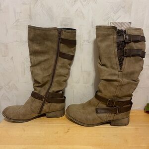 Women’s brown/ tan knee length boots - Size 9